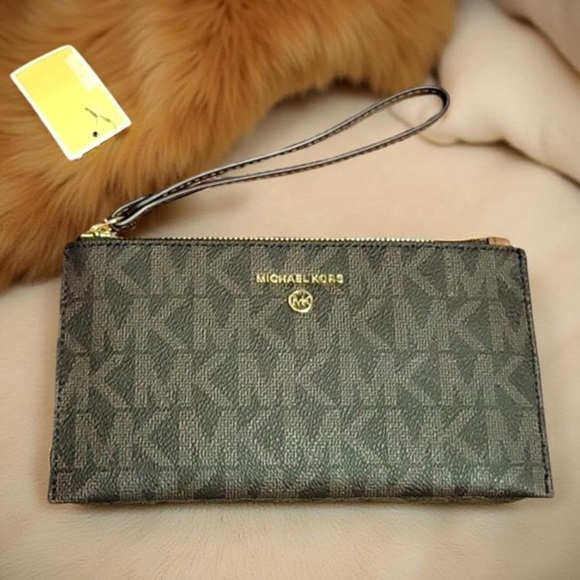 Michael Kors Jet Set Charm Small Zip Wristlet - Picture 1 of 7